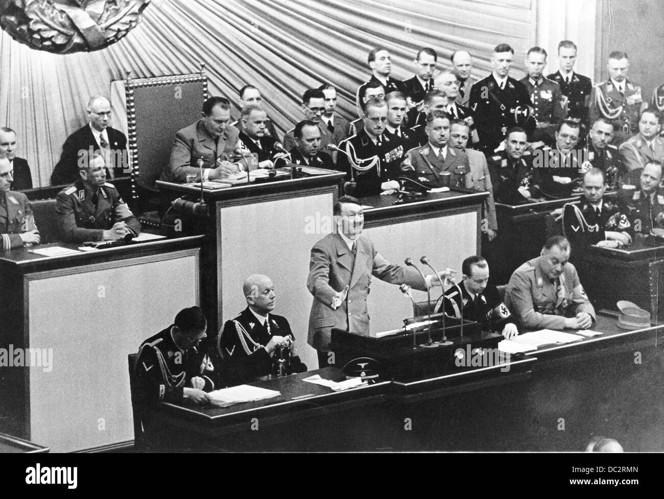 Il cancelliere del Reich Adolf Hitler respinge la richiesta di garanzia di non aggressione nei confronti di 31 paesi avanzata dal presidente degli Stati Uniti Franklin Deland Roosevelt il 14 aprile 1939, di fronte al Reichstag tedesco a Berlino, in Germania, il 28 aprile 1939. Fotoarchiv für Zeitgeschichte Foto Stock