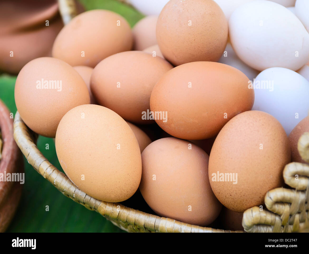 Le uova in un cesto su foglia di banana Foto Stock