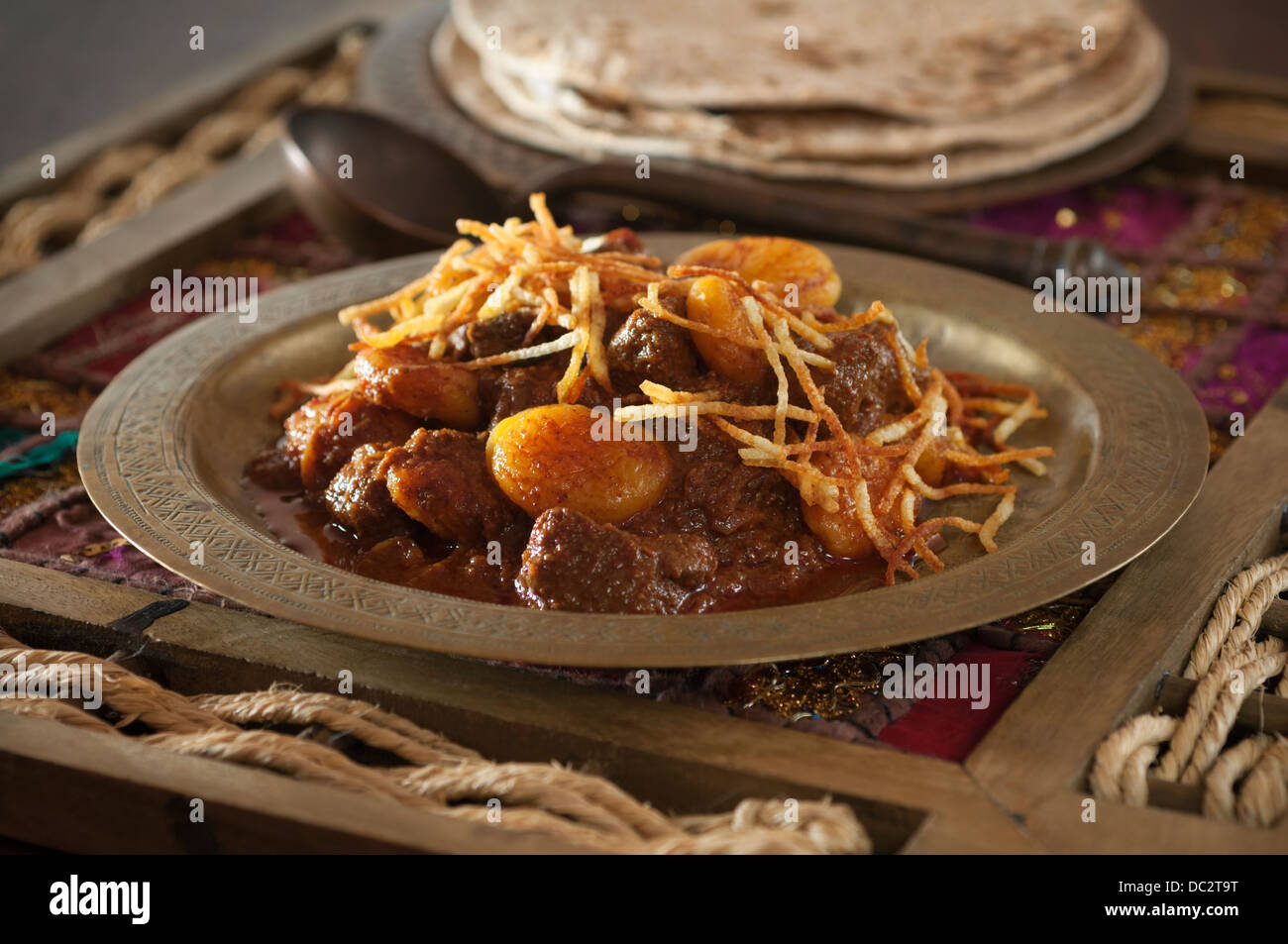 Sali Jardaloo boti. Agnello con albicocche e Cannucce di patate alimentari in India Foto Stock