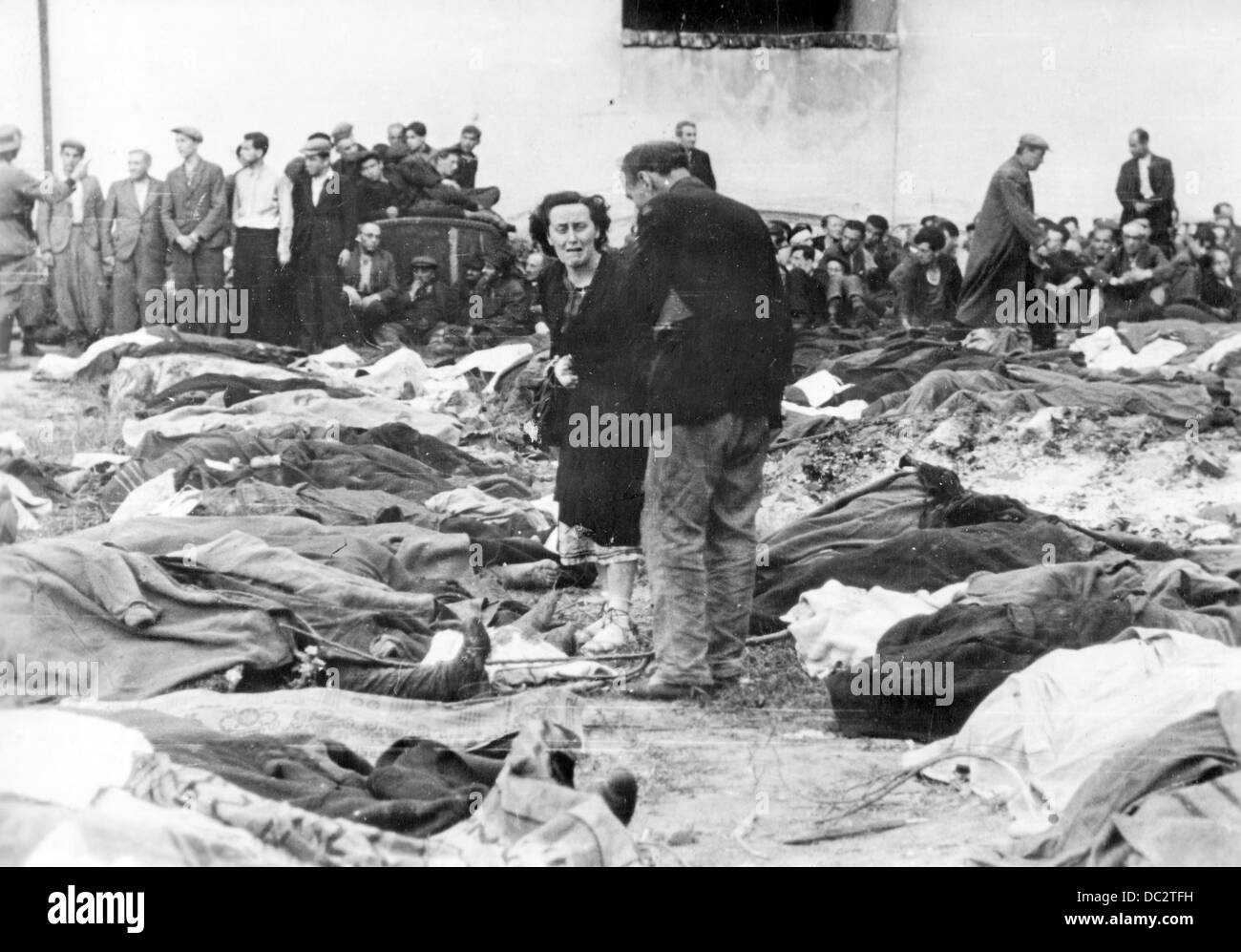 La Propaganda nazista! Sul retro della foto si legge: "Di fronte alle vittime del terrore bolscevico. Gli ucraini ancora venuto a Lviv il carcere per cercare le loro famiglie mancanti. Scene struggenti avvengono quando queste sfortunate persone devono rendersi conto che i loro parenti sono tra i orribilmente mutilati corpi.' Motif dal fronte orientale, Ucraina, 07/07/1941. L'attacco intraprese dall'esercito tedesco in Unione Sovietica ha avuto luogo il 06/22/1941 sotto il nome di codice "Operazione Barbarossa". Prima ha accolto con favore e sostenuto dalla popolazione locale come "liberatori dal giogo stalinista' la Weh Foto Stock