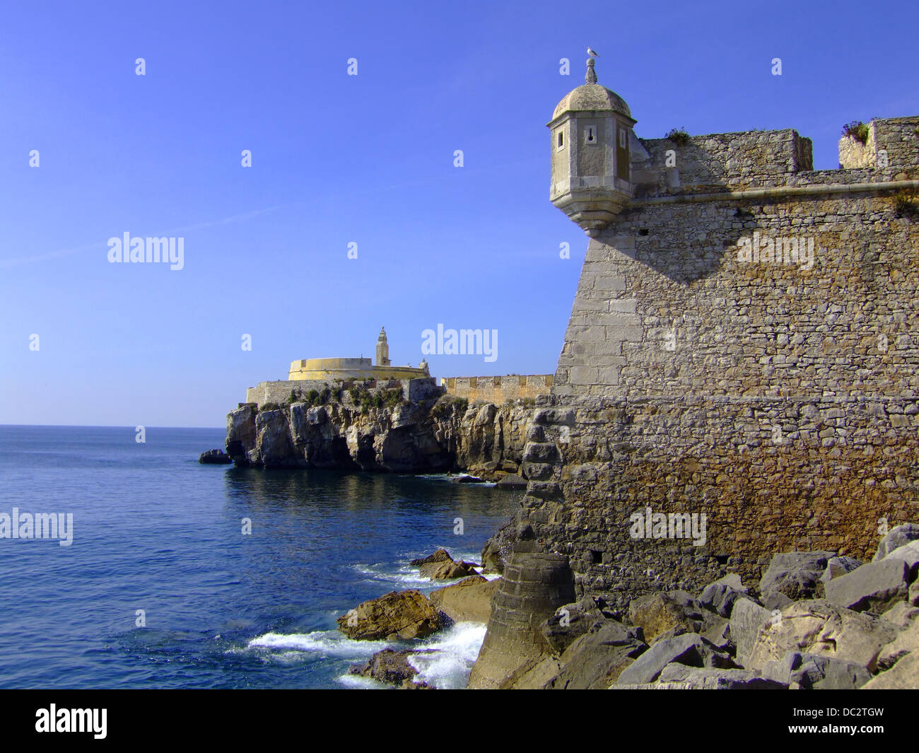 Peniche porto vicino Lisbona Portogallo, classico portoghese fortificata pareti. Foto Stock