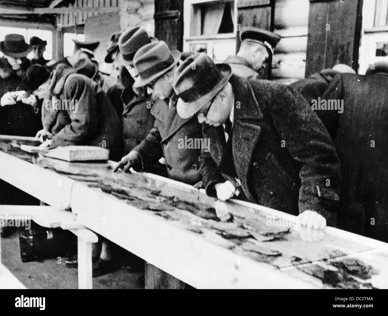 La scoperta delle tombe di massa in Katyn (Russia) dal tedesco della Wehrmacht in febbraio 1943 - la Propaganda nazista! Sul retro dell'immagine è datata 19 aprile 1943: "La delegazione polacca nella foresta di Katyn. Due delegazioni polacca e una delegazione di ufficiali polacchi che sono prigionieri di guerra in Germania hanno avuto la possibilità di visitare il luogo dove le raccapriccianti omicidi di massa del catturato ufficiali polacchi impegnati dalla GPU ebraica hangemen avvenuto nella foresta di Katyn e all'immagine i terribili eventi che è accaduto tre anni fa. La nostra immagine mostra, la delegazione polacca esamina gli effetti personali che sono stati trovati nex Foto Stock