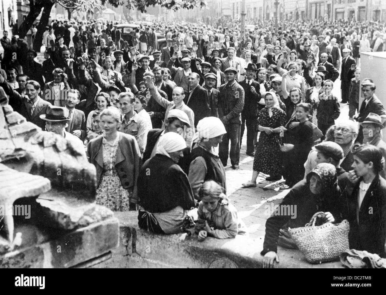 La Propaganda nazista! Sul retro della foto si legge: "La popolazione di Lviv accoglie favorevolmente le truppe tedesche con entusiasmo. Dopo lotte ruvida, Leopoli fu catturato dalle truppe tedesche. Persone, nascosti in scantinati, versata nelle strade per accogliere l'arrivo dei soldati tedeschi. La foto mostra un luogo a Lviv dove la gente ha ottenuto insieme, accogliendo i soldati tedeschi. ' Immagine dal fronte orientale, Ucraina 07/04/1941. L'attacco intraprese dall'esercito tedesco in Unione Sovietica ha avuto luogo il 06/22/1941 sotto il nome di codice "Operazione Barbarossa". Prima ha accolto con favore e sostenuto dalla popolazione locale come Foto Stock