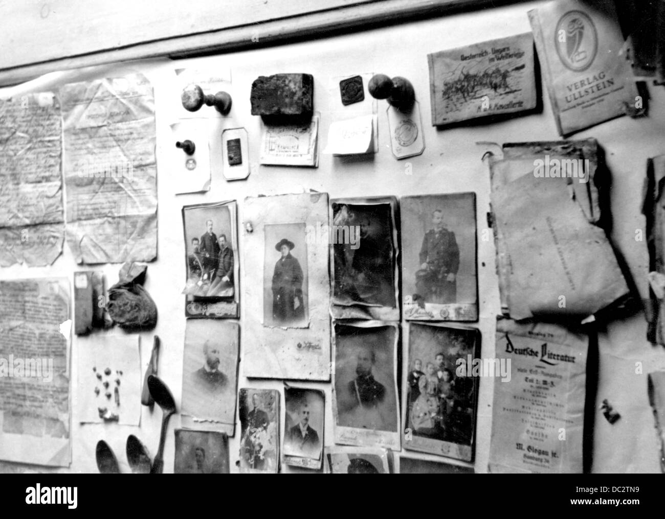 La scoperta delle fosse comuni a Katyn (Russia) da parte della Wehrmacht tedesca nel febbraio 1943 - esposti documenti, fotografie, E altri beni delle diverse migliaia di ufficiali polacchi che sono stati uccisi dal NKVD sovietico nella primavera del 1940 sono raffigurati nel luogo di recupero e aiutati a identificare le vittime. L'immagine fa parte della Propaganda nazista! Del 11 agosto 1943. Fotoarchiv für Zeitgeschichte Foto Stock