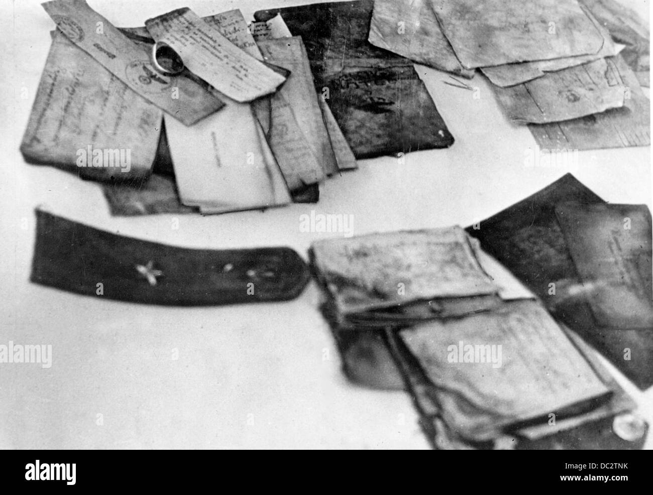 La scoperta delle tombe di massa a Katyn (Russia) da parte della Wehrmacht tedesco nel febbraio 1943 - la Propaganda nazista! Sul retro dello Iamge è datato 16 marzo 1943: "Riguardo all'omicidio di massa di Katyn. Spalline, documenti, ecc. degli ufficiali esumati.» I documenti esposti, le fotografie e altri effetti personali delle diverse migliaia di frattaglie polacche uccise dal NKVD sovietico nella primavera del 1940 sono stati presentati al luogo di recupero e hanno contribuito a identificare le vittime." Fotoarchiv für Zeitgeschichte Foto Stock