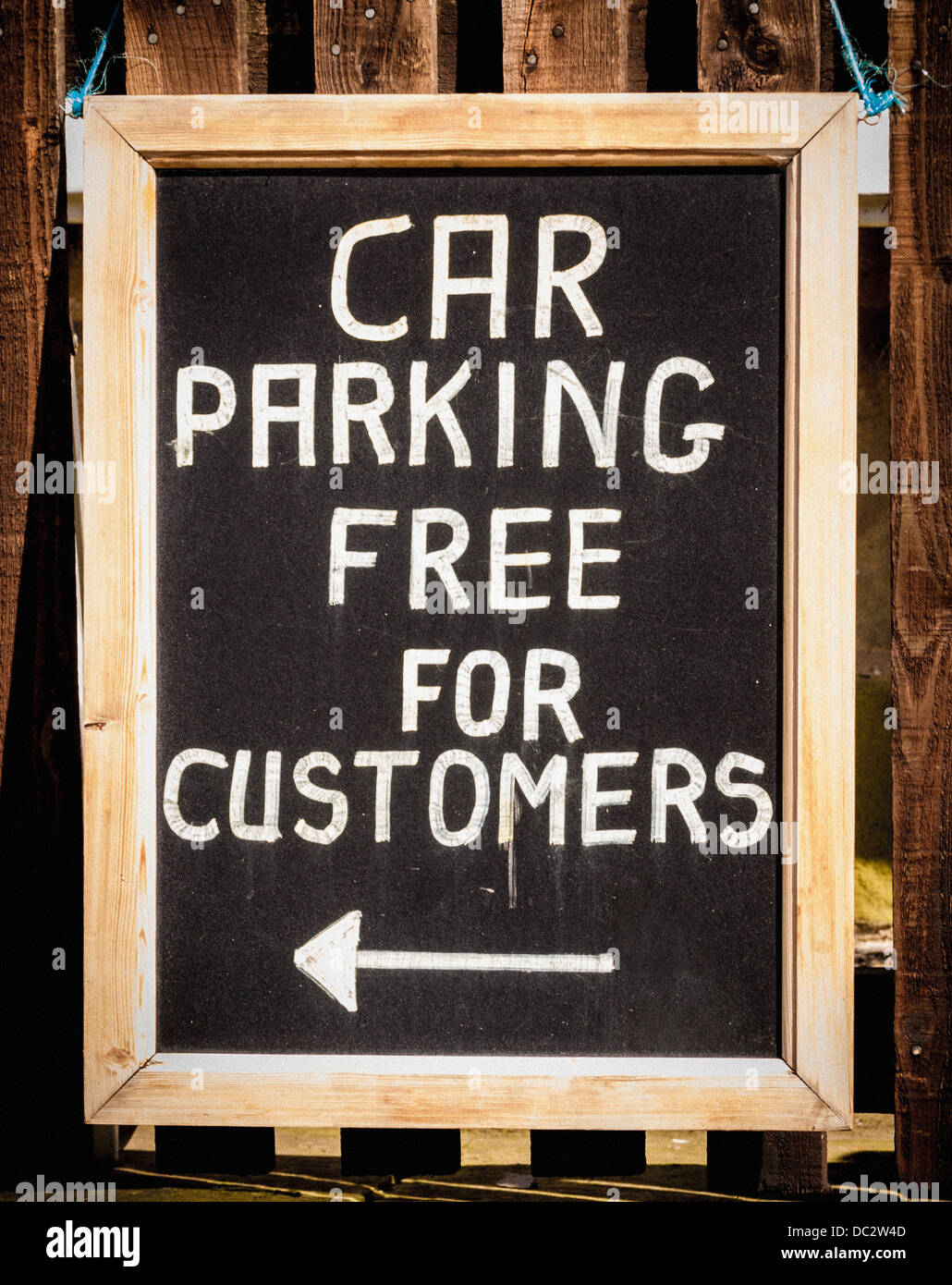 Parcheggio auto gratuito per i clienti di chalk segno sulla lavagna Foto  stock - Alamy
