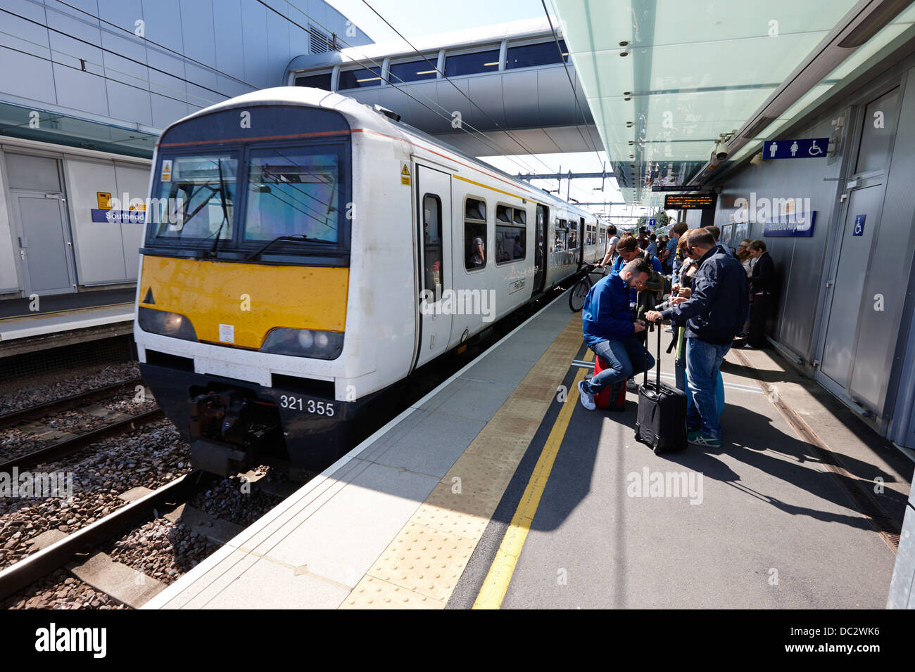 Treno in arrivo a Londra aeroporto di Southend stazione ferroviaria Essex REGNO UNITO Foto Stock