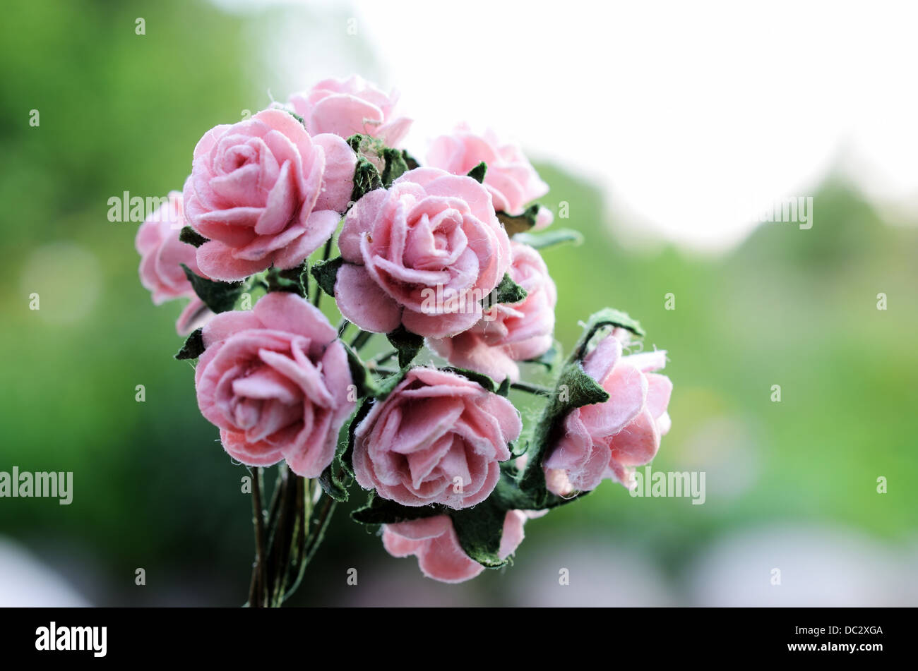Artificial bouquet di rose su un dolce sottofondo Foto Stock