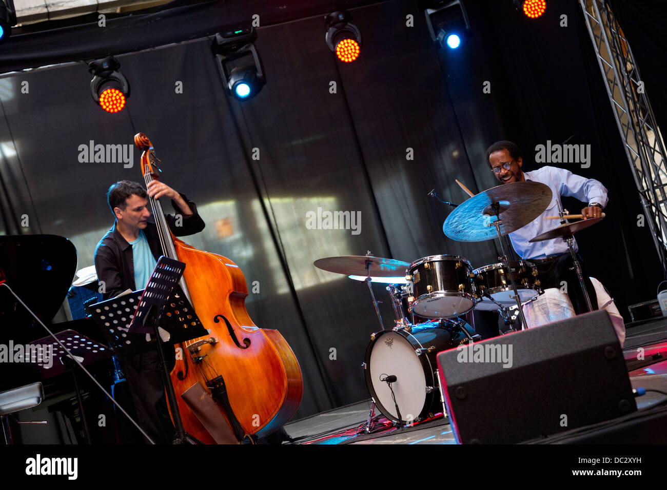 John Patitucci e Brian Blade (Wayne Shorter Quartet) eseguita a Warsaw Summer Jazz Days 2013 nella fabbrica di Soho, Varsavia Polonia. Foto Stock