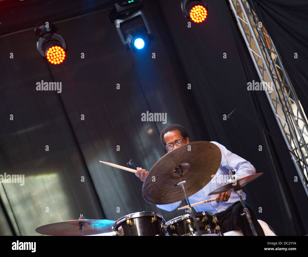 Brian Blade (Wayne Shorter Quartet) eseguita a Warsaw Summer Jazz Days 2013 nella fabbrica di Soho, Polonia. Foto Stock
