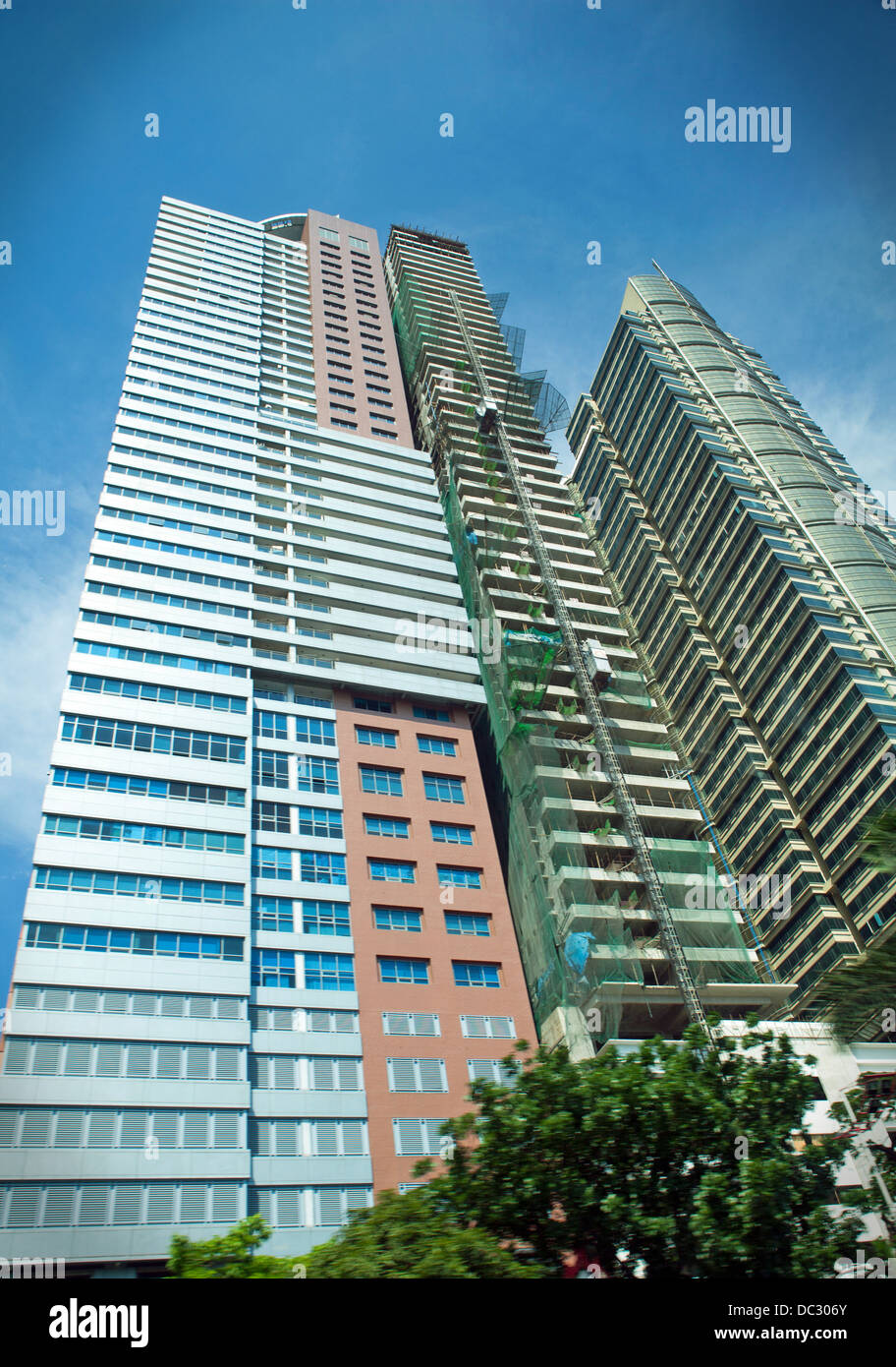 Ultra moderni condomini in costruzione nel centro di Manila, Filippine. Foto Stock