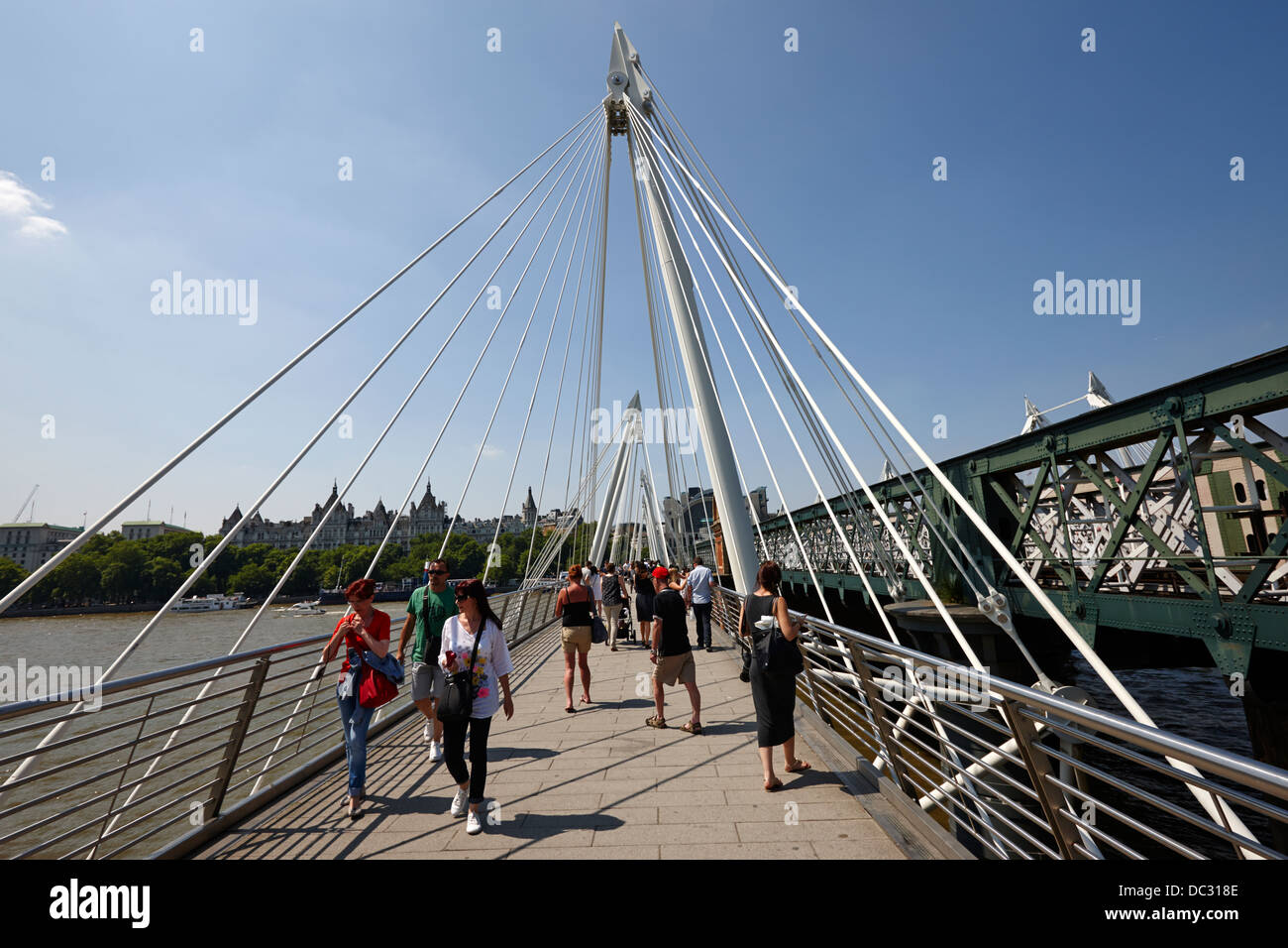 Pedoni che attraversano il Giubileo d oro ponte sopra il fiume Tamigi Londra Inghilterra REGNO UNITO Foto Stock