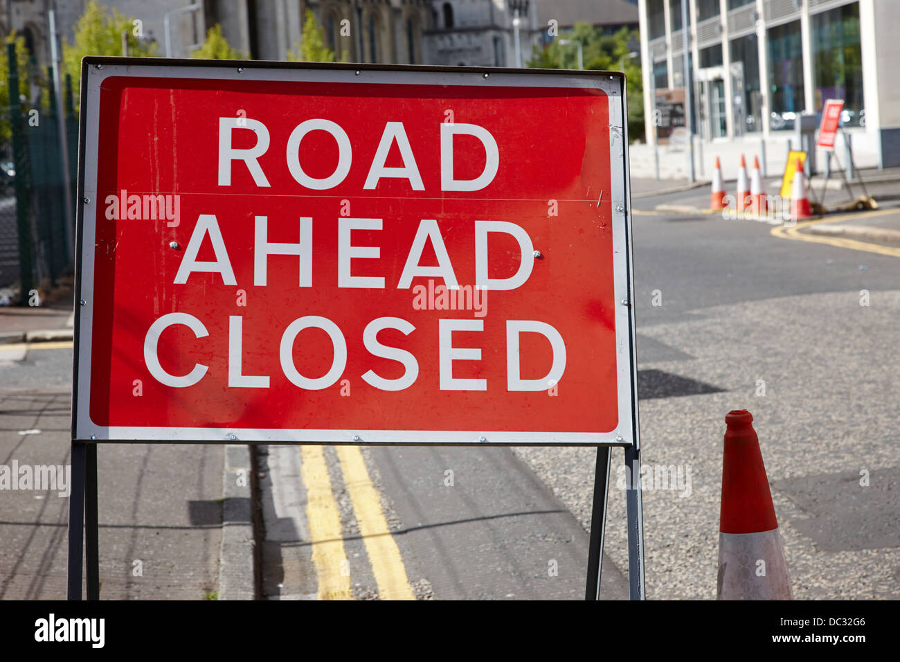 Strada chiusa su una strada di città nel Regno Unito Foto Stock