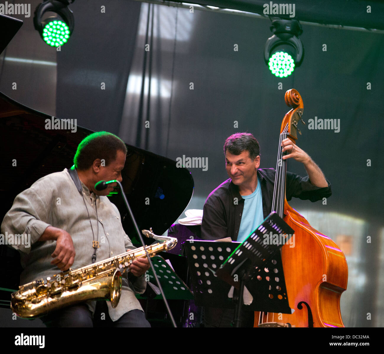 Wayne Shorter e John Pattittuci (Wayne Shorter Quartet) eseguita a Warsaw Summer Jazz Days 2013 nella fabbrica di Soho, Polonia. Foto Stock