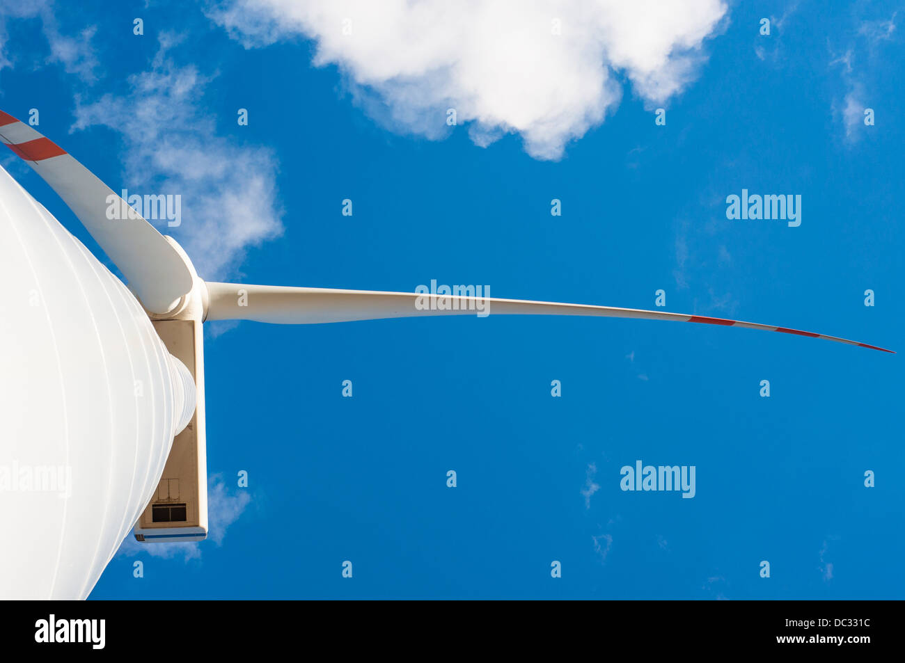 Una immagine di windturbine sulla giornata di sole Foto Stock