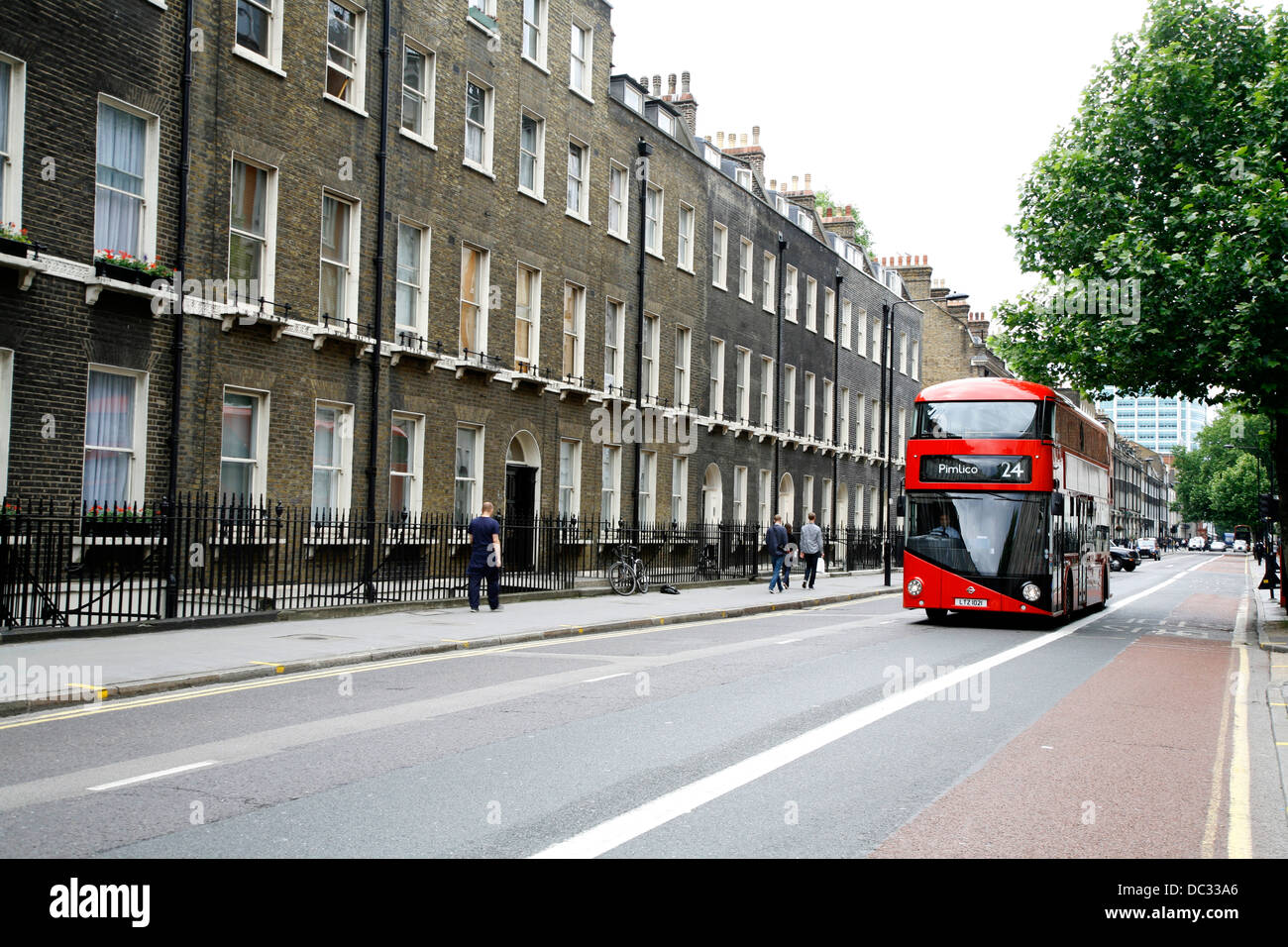 Nuovo Routemaster bus numero 24 viaggia lungo Gower Street, Bloomsbury, London, Regno Unito Foto Stock