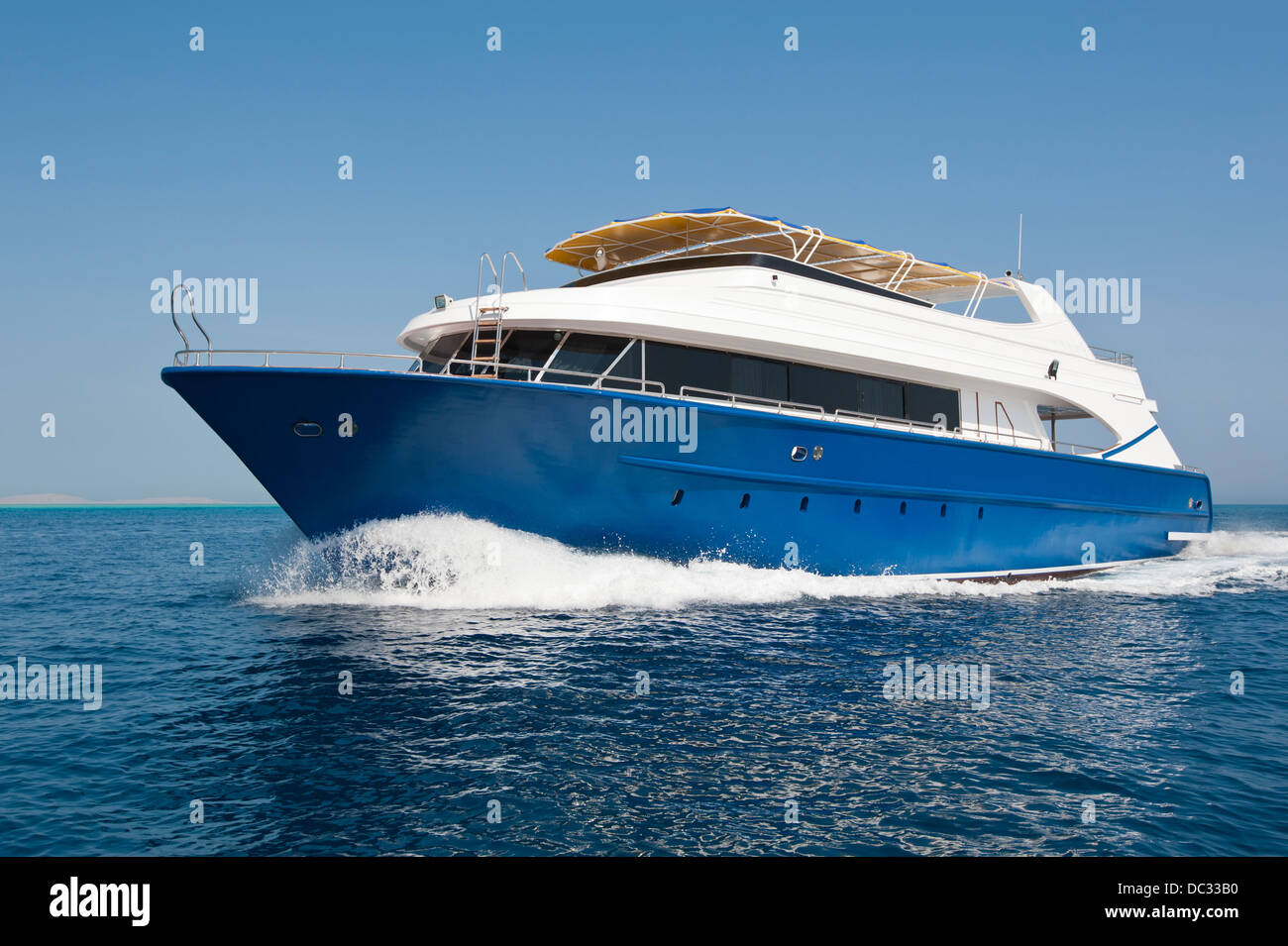 Grandi in legno luxury motor yacht che viaggiano su un mare tropicale Foto Stock