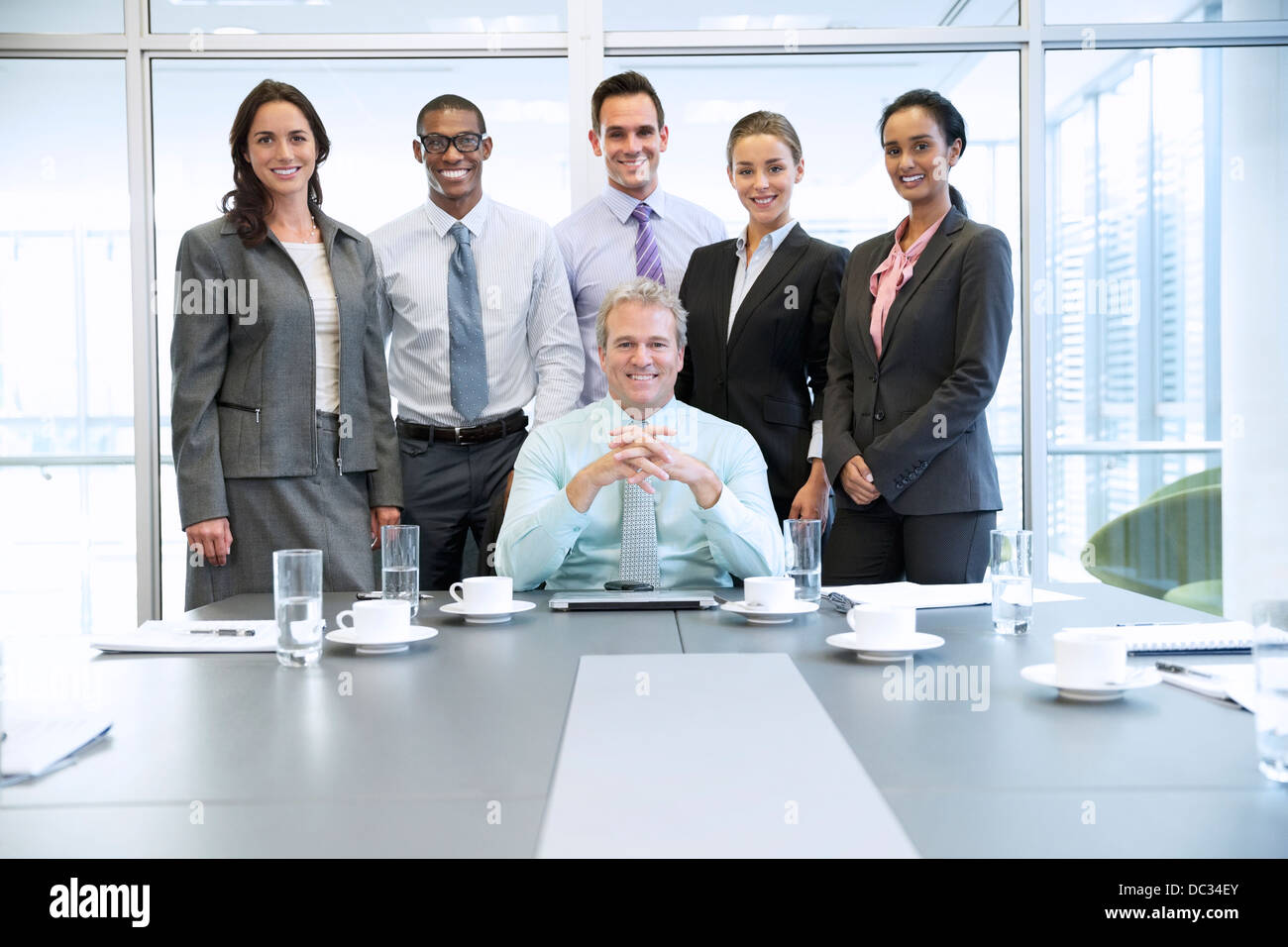 Ritratto di sorridere la gente di affari in sala conferenze Foto Stock