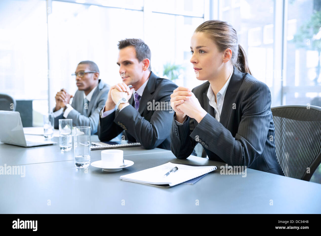 Attento la gente di affari con le mani incrociate in riunione Foto Stock