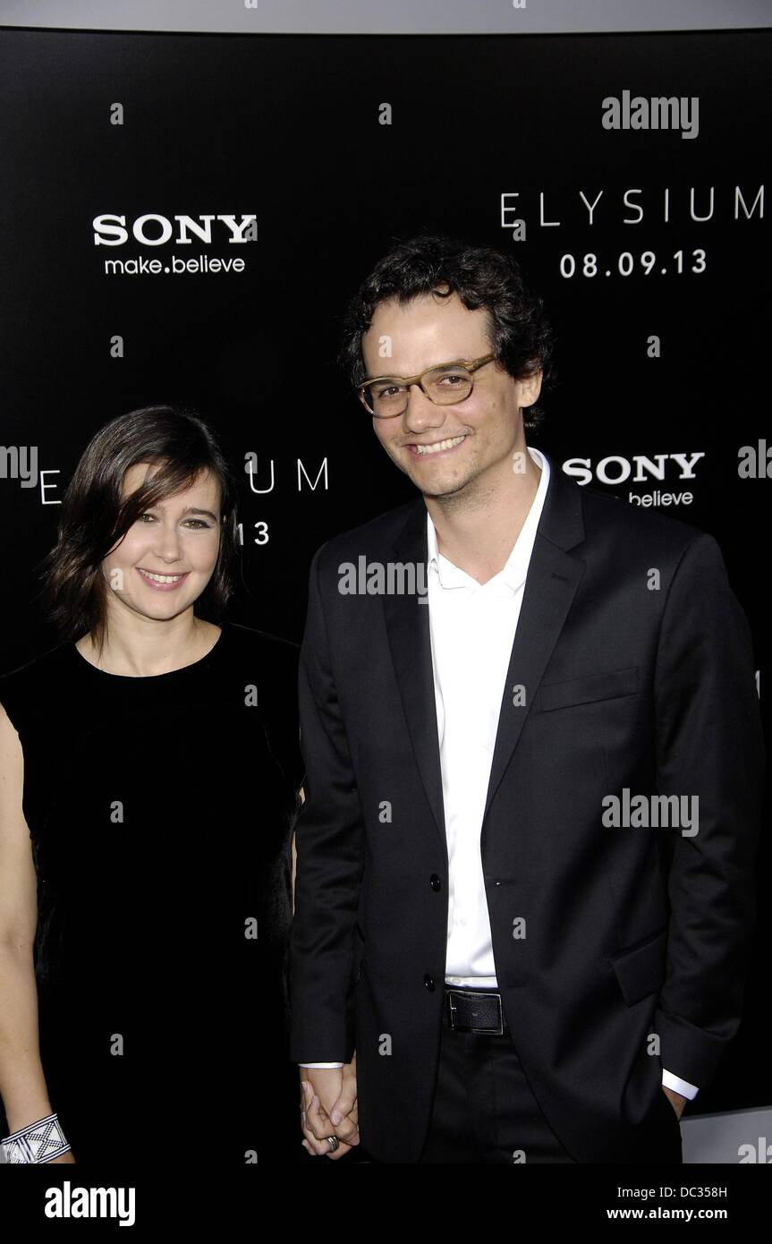 Los Angeles, CA. Il 7 agosto, 2013. Sandra Delgado, Wagner Moura presso gli arrivi per ELYSIUM Premiere, Regency Village Theatre di Westwood, Los Angeles, CA Agosto 7, 2013. Credito: Michael Germana/Everett raccolta/Alamy Live News Foto Stock