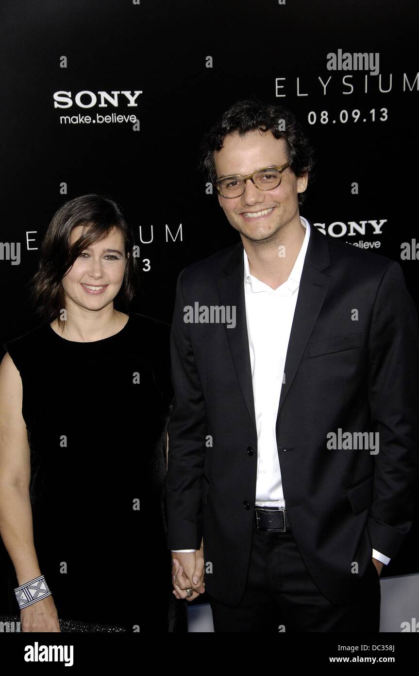 Los Angeles, CA. Il 7 agosto, 2013. Sandra Delgado, Wagner Moura presso gli arrivi per ELYSIUM Premiere, Regency Village Theatre di Westwood, Los Angeles, CA Agosto 7, 2013. Credito: Michael Germana/Everett raccolta/Alamy Live News Foto Stock