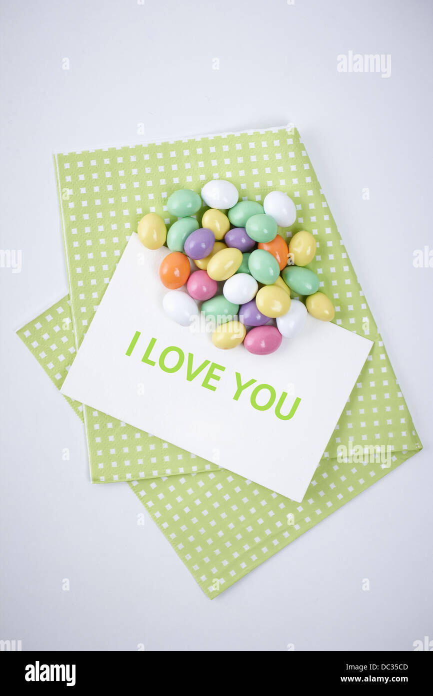Caramelle colorate con una lettera ti amo sul tovagliolo Foto Stock