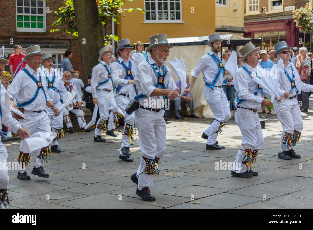 Un gruppo di uomini Morris Dancing in York, UK; un tradizionale ballo folk heritage Foto Stock