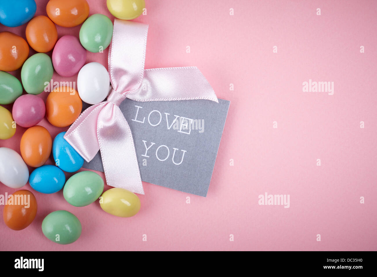 Caramelle colorate con una lettera ti amo Foto Stock