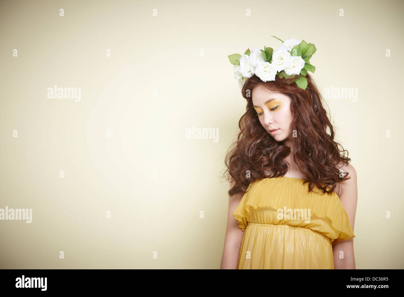 Una signora in abito con ghirlanda di fiori sulla testa Foto Stock