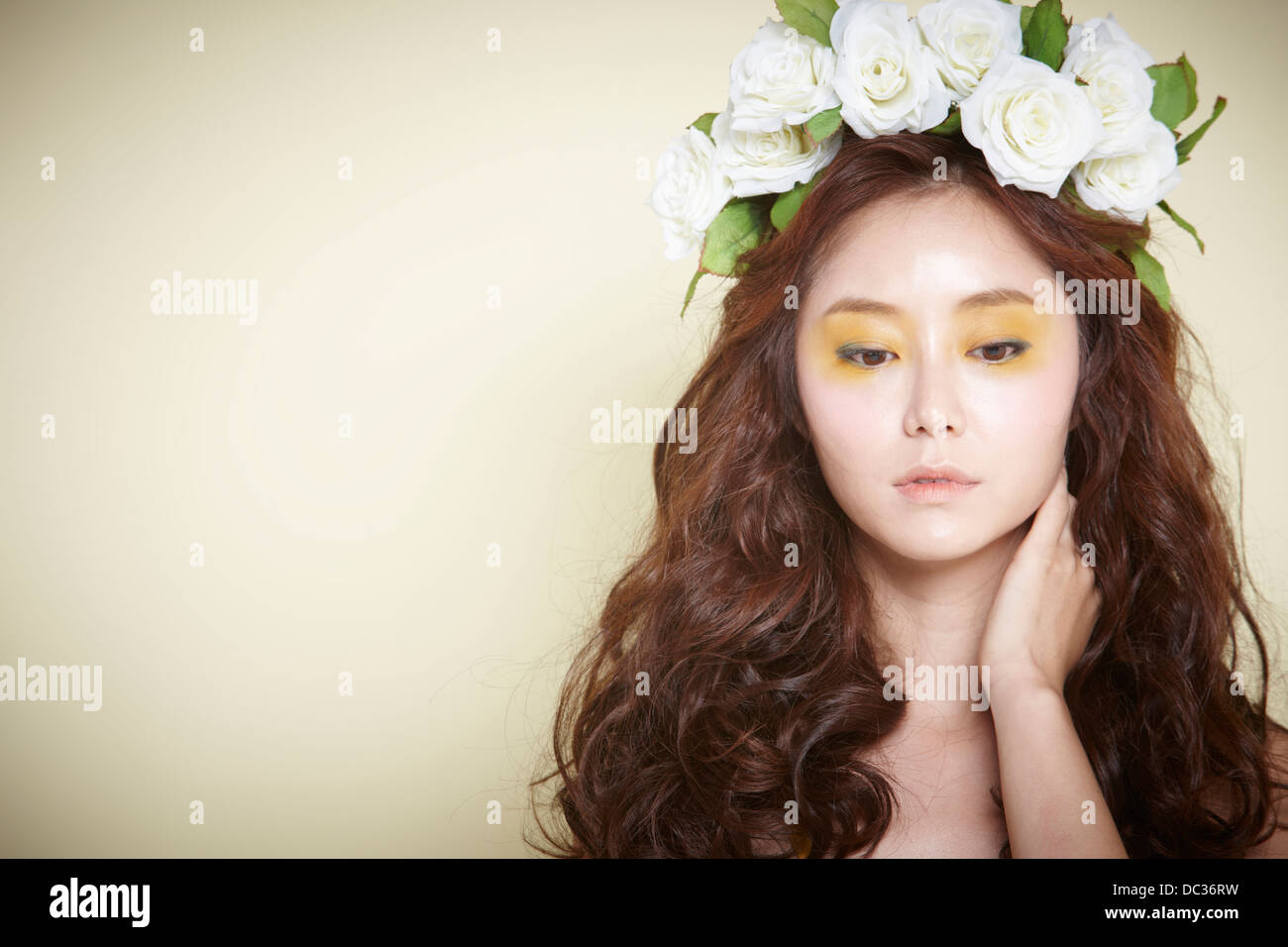 Una signora con la ghirlanda di fiori sulla testa Foto Stock