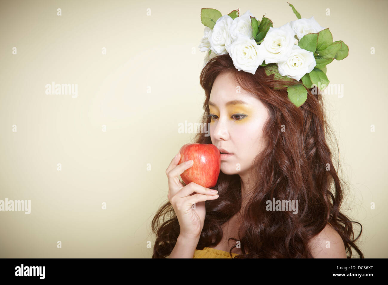 Una signora in abito con ghirlanda di fiori sulla testa Foto Stock