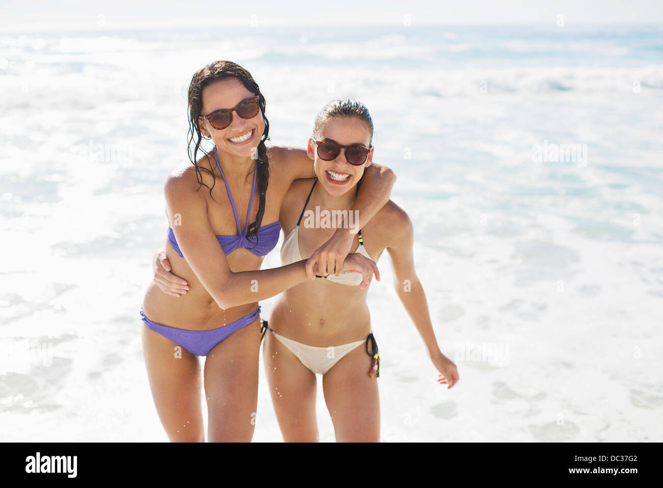 Ritratto di amici entusiasti in bikini costeggiata sulla spiaggia Foto Stock