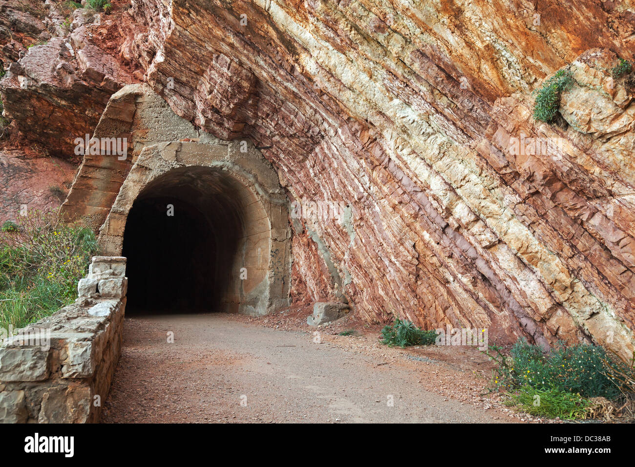 Il vecchio tunnel entrata in red rock Foto Stock