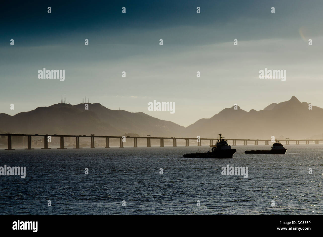 Le navi ancorate alla Baia di Guanabara, Rio de Janeiro, Brasile, vicino al Ponte Rio-Niteroy. Foto Stock