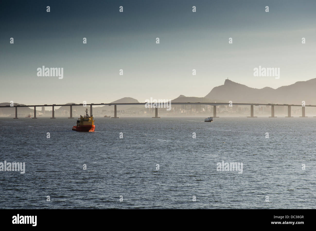 Le navi ancorate alla Baia di Guanabara, Rio de Janeiro, Brasile, vicino al Ponte Rio-Niteroy. Foto Stock