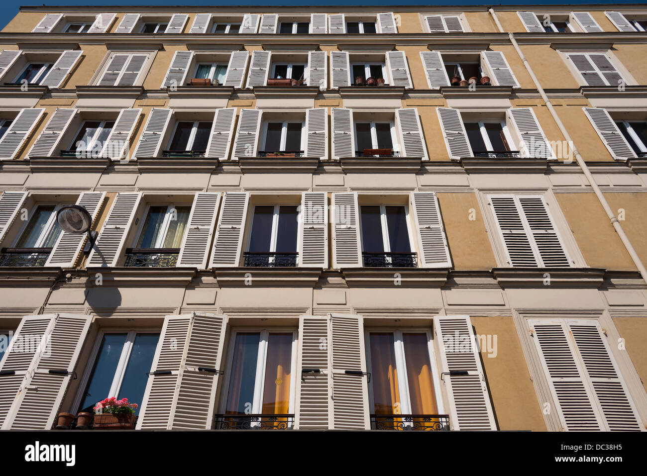 Tipico edificio di appartamenti, Montmartre, Parigi, Francia Foto Stock