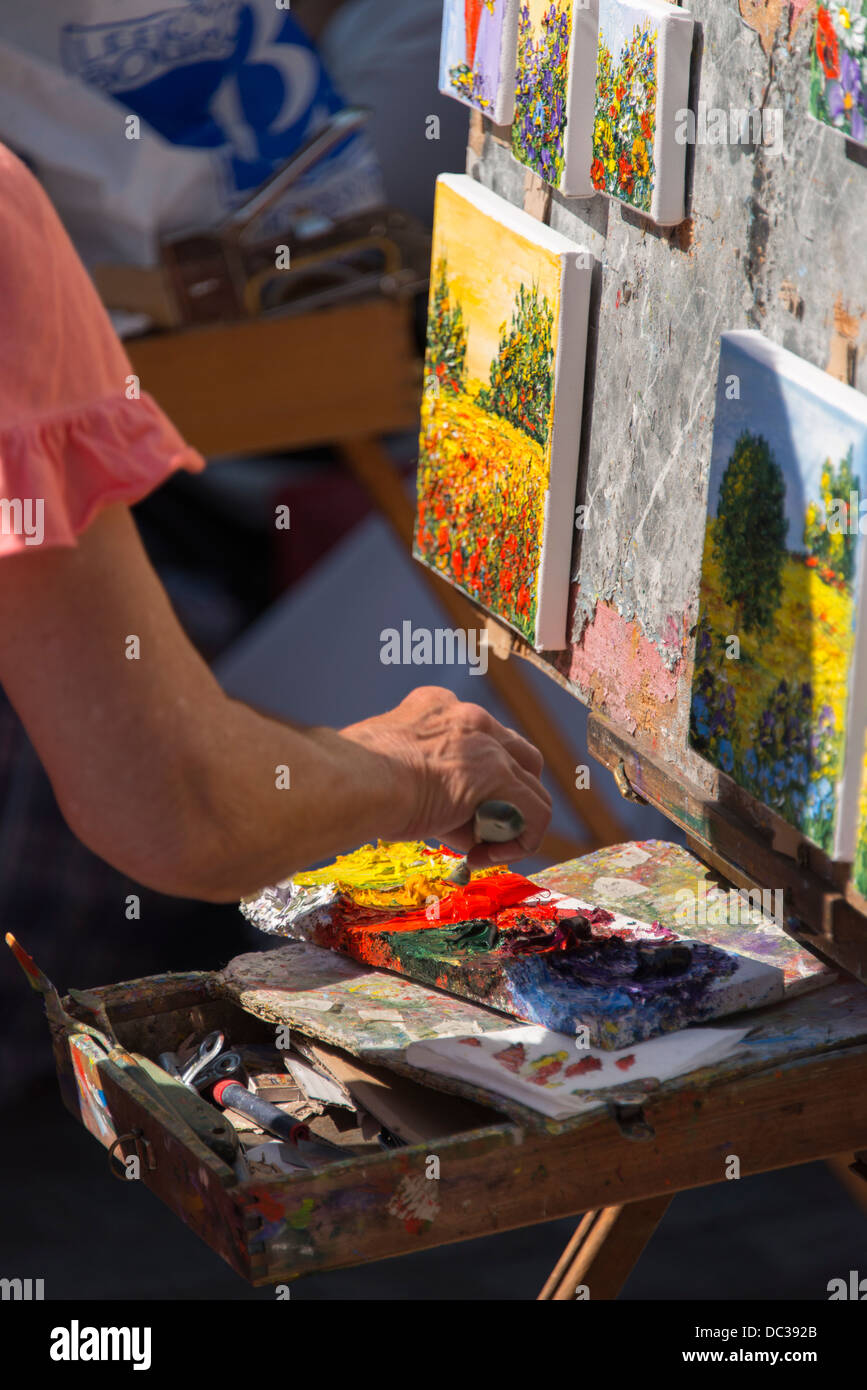 Artista dipinge in Place du Tertre, Montmartre, Parigi Foto Stock