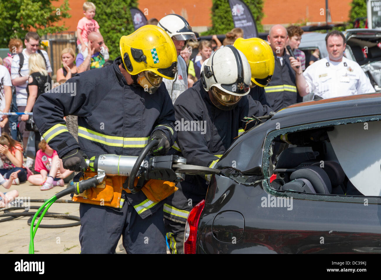 Manchester, Regno Unito. 8 agosto 2013. Greater Manchester Servizi di emergenza open day, il Trafford Centre, Manchester, Regno Unito. Vigile del fuoco da Stretford dimostrare le ganasce della vita. 8 agosto 2013. Credito: Steven Purcell/Alamy Live News Foto Stock