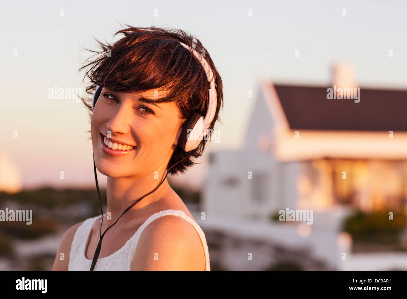 Ritratto di donna sorridente che indossano le cuffie Foto Stock
