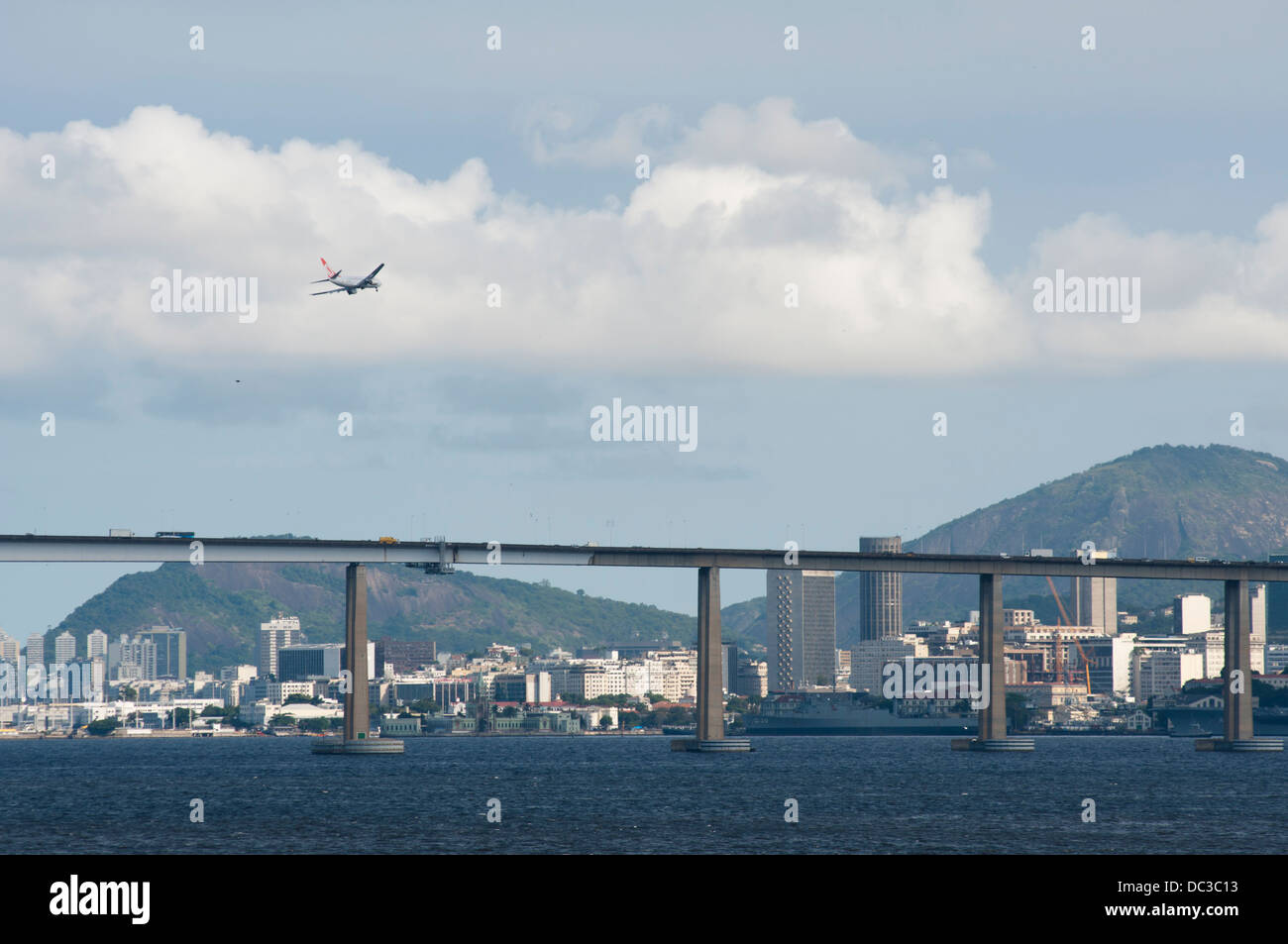 Le navi ancorate alla Baia di Guanabara, Rio de Janeiro, Brasile, vicino al Ponte Rio-Niteroy. Foto Stock