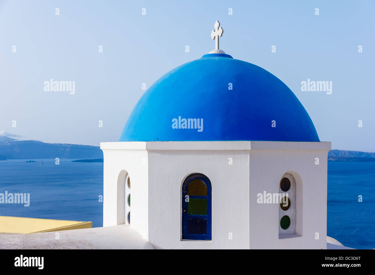 Tradizionale cupola blu nel villaggio di Oia a Santorini, Grecia Foto Stock