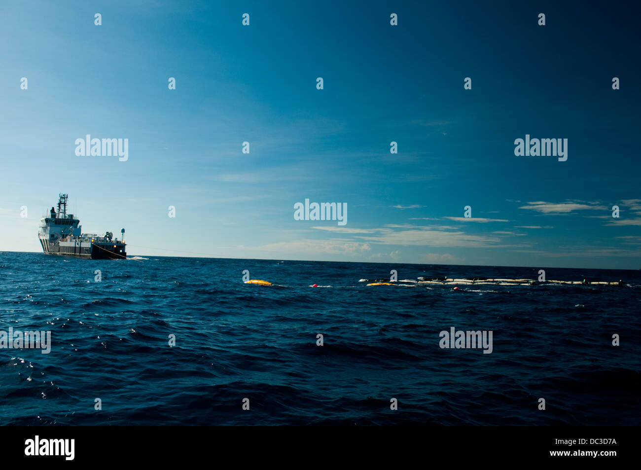 Oceano RXT Europa nave sismica 'pistola barca' il traino di pistole ad aria in mare Foto Stock