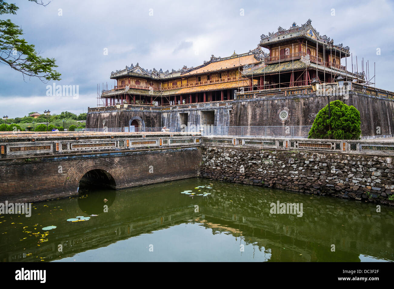 Architettura delle Costruzioni nel centro storico della città imperiale di Hue, Vietnam, in Asia. Foto Stock