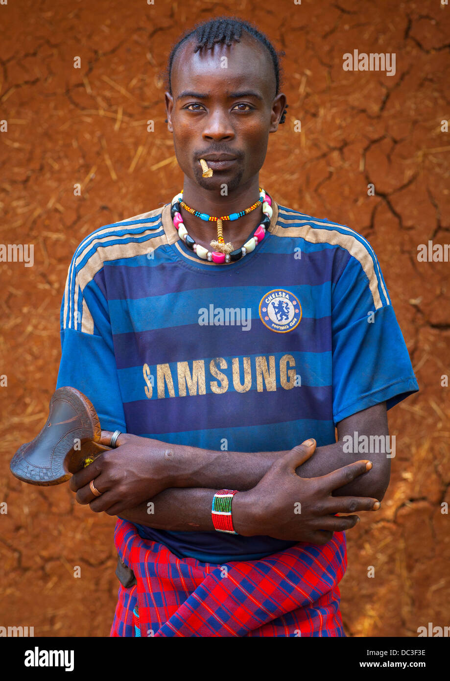 Hamer Tribe Uomo con un Chelsea Football Shirt, Turmi, Valle dell'Omo, Etiopia Foto Stock