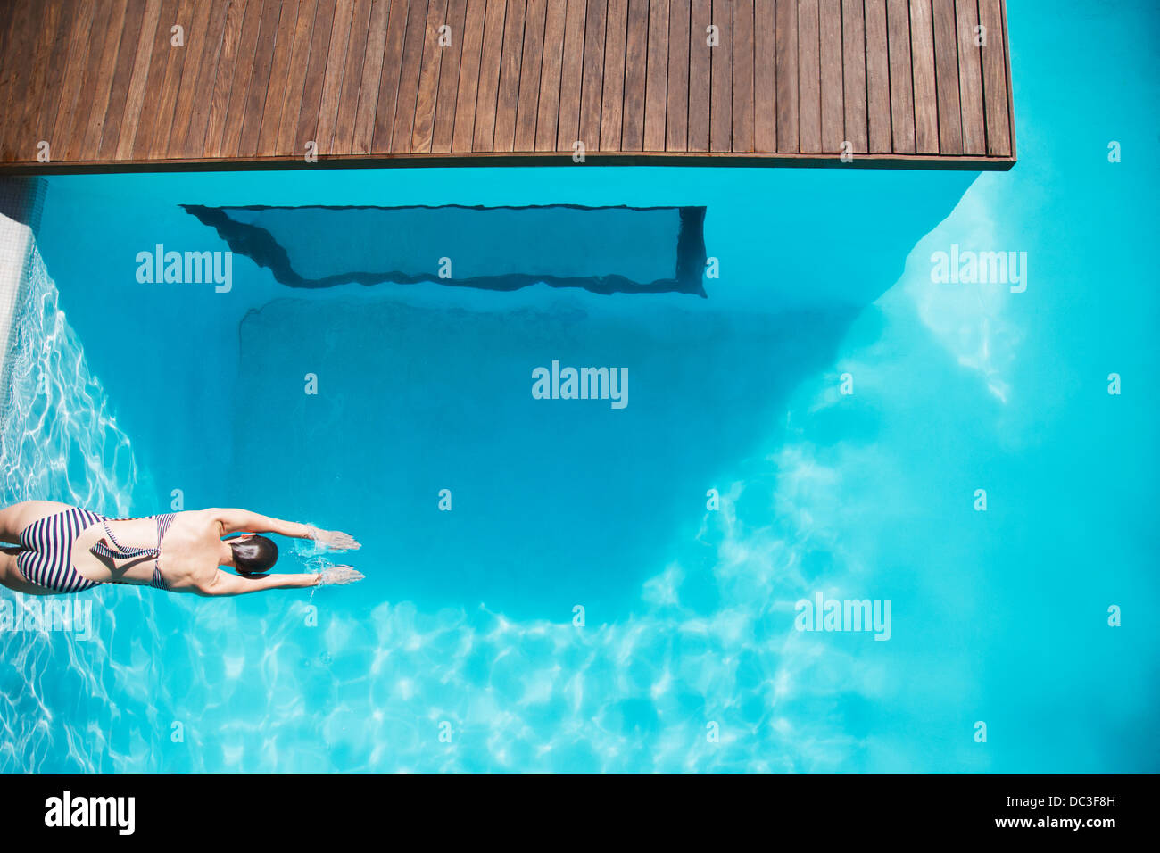 Donna in piscina di lusso Foto Stock
