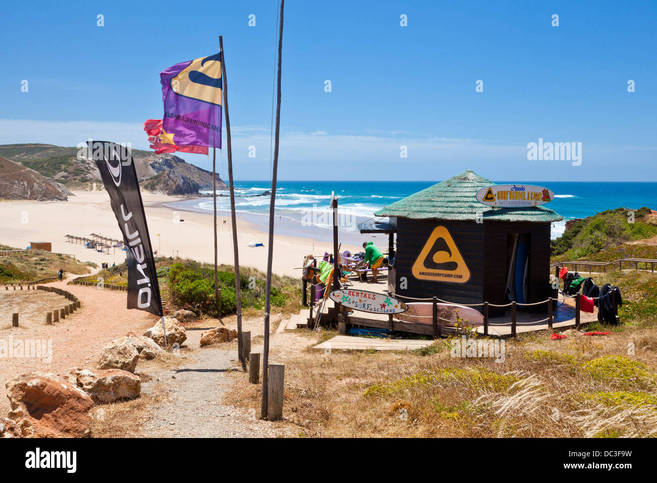 Negozio di surf sopra Amado spiaggia costa vincentina national park west costa Algarve Portogallo Europa UE Foto Stock