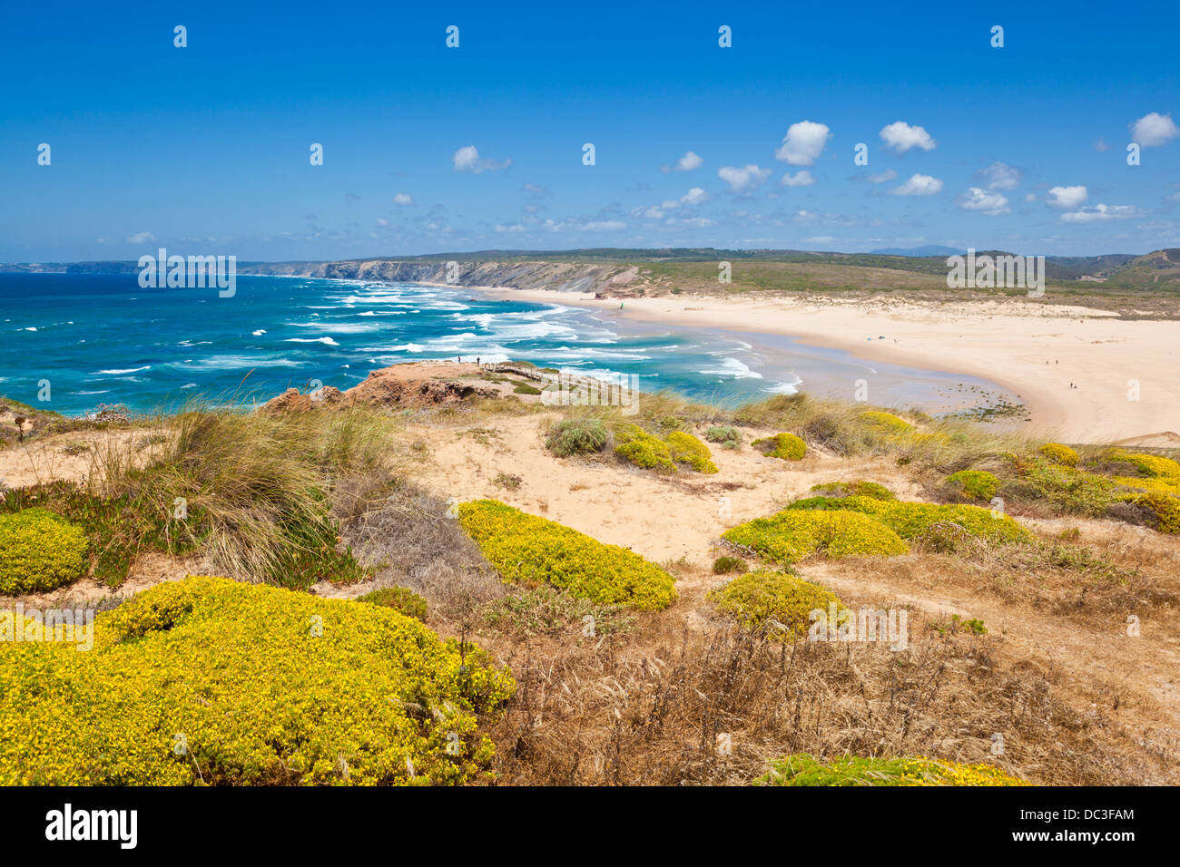 Onde e Bordeira spiaggia da una scogliera a Carrapateira Costa Vincentina Algarve Portogallo UE Europa Foto Stock