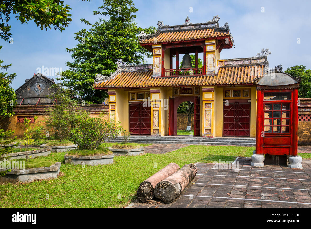 Architettura delle Costruzioni nel centro storico della città imperiale di Hue, Vietnam, in Asia. Foto Stock