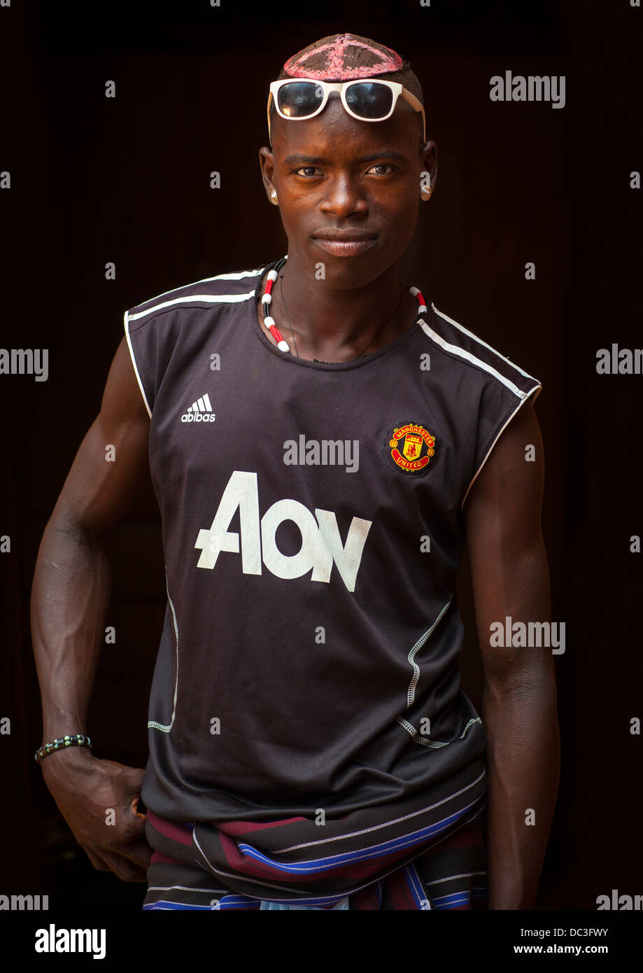 Hamer Tribe Uomo con un Manchester United Football Shirt, Turmi, Valle dell'Omo, Etiopia Foto Stock