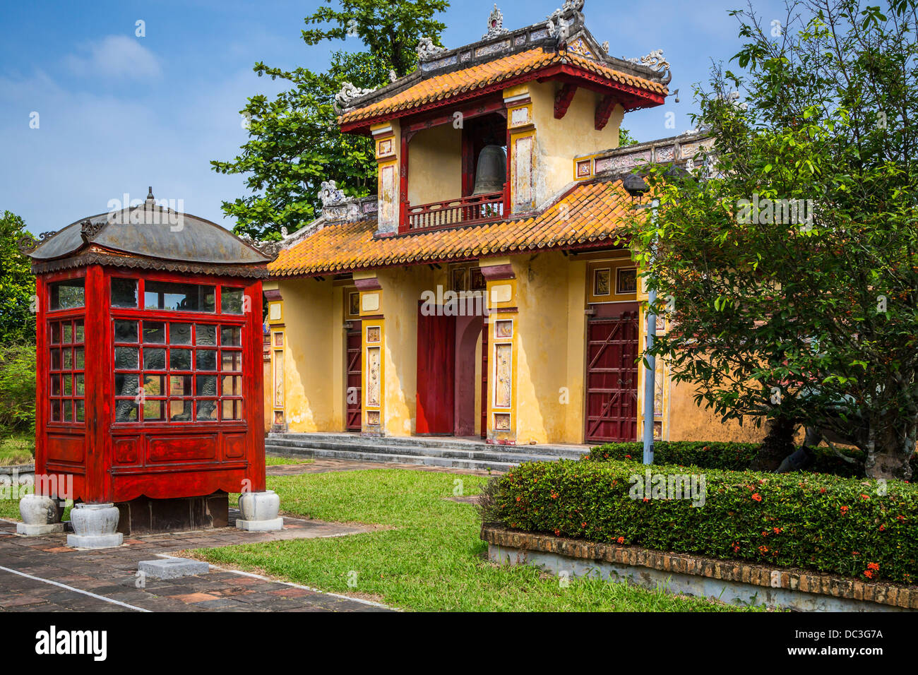 Architettura delle Costruzioni nel centro storico della città imperiale di Hue, Vietnam, in Asia. Foto Stock